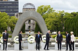 Didžiojo septyneto valstybių (G7) atstovai pagerbė žuvusius Antrojo pasaulinio karo pabaigoje, kai ant Japonijos Hirošimos miesto buvo numesta atominė bomba, EPA-ELTA (ELTA) nuotr.