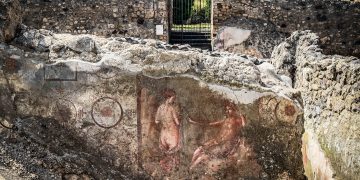 Vezuvijaus sunaikintoje Pompėjoje rasti trijų žmonių skeletai. EPA-ELTA nuotr.