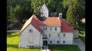 1936 m. baigta statyti mokykla - buvo viena moderniausių visoje šalyje.