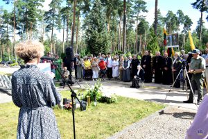 Susikaupimas prie mons. Alfonso Svarinsko kapo Dukstynos kapinėse