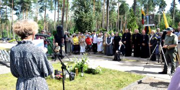 Susikaupimas prie mons. Alfonso Svarinsko kapo Dukstynos kapinėse