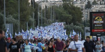 Izraelyje į naujausius protestus prieš teismų reformą susirinko dešimtys tūkstančių žmonių. EPA-ELTA nuotr.