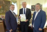 J.E. Prezidentui - Santaros 110-mečio minėjimo organizatoriai S.Šamborskis, dr. R. Kaminskas įteikia atminimo ženklą