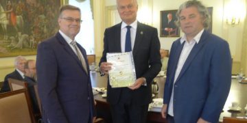 J.E. Prezidentui - Santaros 110-mečio minėjimo organizatoriai S.Šamborskis, dr. R. Kaminskas įteikia atminimo ženklą