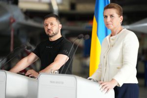 Kopenhaga, rugpjūčio 20 d. (Ukrinform-ELTA). Danija perduos Ukrainai 19 naikintuvų F-16. Tai sekmadienį Kopenhagoje spaudos konferencijoje su Ukrainos prezidentu Volodymyru Zelenskiu paskelbė Danijos premjerė Mettė Frederiksen / EPA-ELTA nuotr.