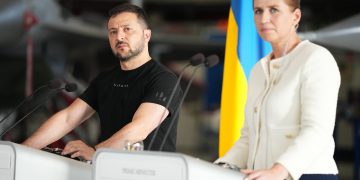 Kopenhaga, rugpjūčio 20 d. (Ukrinform-ELTA). Danija perduos Ukrainai 19 naikintuvų F-16. Tai sekmadienį Kopenhagoje spaudos konferencijoje su Ukrainos prezidentu Volodymyru Zelenskiu paskelbė Danijos premjerė Mettė Frederiksen / EPA-ELTA nuotr.