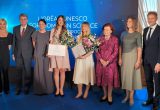 Laureatės Aida Drevilkauskaitė (centre kairėje) ir Miglė Tomkuvienė (centre dešinėje) su (iš kairės) Ieva Plikusiene, Jūru Baniu, Migle Mašanauskiene, Vaira Vyke-Freiberga, Kersti Kaljulaid ir Valery Gošeranu (Valéry Gaucherand), „L’Oréal“ Baltijos šalių valdybos pirmininku
