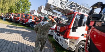 Priešgaisrinėms gelbėjimo valdyboms perduoti nauji automobiliai. ELTA / Julius Kalinskas