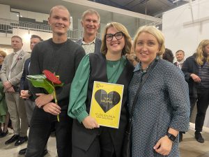 Iš kairės: skulptorius Donatas Repeika, VDA prorektorius Marius Iršėnas, VDA Telšių galerijos galerininkė Emilija, VDA rektorė Ieva Skauronė