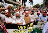 Tūkstančiai žmonių Pakistane, Jordanijoje, Irake išėjo į gatves, solidarizuodamiesi su palestiniečiais. EPA-ELTA nuotr.