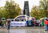 Streikuojantys mokytojai atžygiavo į Vinco Kudirkos aikštę Vilniuje. ELTA / Žygimantas Gedvila