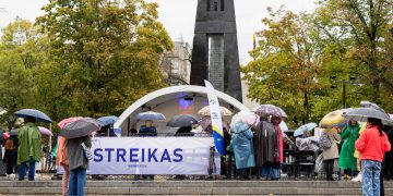Streikuojantys mokytojai atžygiavo į Vinco Kudirkos aikštę Vilniuje. ELTA / Žygimantas Gedvila