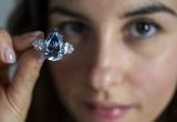 Retas mėlynasis deimantas aukcione parduotas už 41 mln. eurų. EPA-ELTA nuotr.