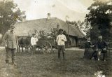 Kartenos dvare kaizerinės okupacijos metais šeimininkaujantys vokiečių kariai. Dešinėje sėdi ūkvedys Mackevičius su žmona. 1916 m. Kretingos muziejus, KM-IF366