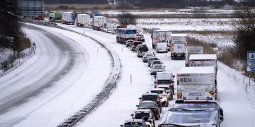 Sniego audra Švedijoje ir Danijoje sukėlė transporto chaosą