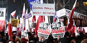 Tūkstančiai lenkų išėjo į demonstraciją prieš D. Tusko vyriausybę / EPA-ELTA nuotr.