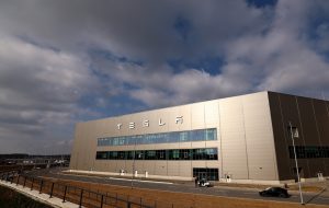 „Tesla“ gamykla Vokietijoje po atakos, už kurią atsakomybę prisiėmė kraštutinių kairiųjų grupė, sustabdė gamybą / EPA-ELTA nuotr.