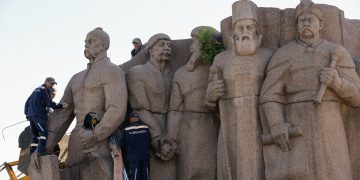 Kyjive demontuojamas paminklas, skirtas Perejaslavo radai / EPA-ELTA nuotr.