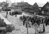 Prie Kauno geto vartų grįžusios iš darbų kalinių brigados / Iš Lietuvos centrinio valstybės archyvo