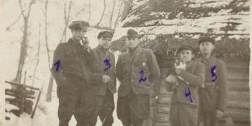 Algimanto apygardos partizanai / Iš kairės: Algimanto apygardos Ryšių skyriaus viršininkas Albinas Kubilius-Rūgštymas, Žaliosios rinktinės vadas J. V. Česnakavičius-Daujotas, apygardos vadas A. Starkus-Montė, kiti neatpažinti. Iš Okupacijų ir laisvės kovų muziejaus fondų
