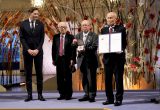 Japonijos organizacijos „Nihon Hidankyo“ vadovams įteikti Nobelio taikos premijos medaliai / EPA-ELTA nuotr.