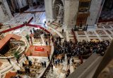Paskutinę pagarbą popiežiui Pranciškui jau atidavė dešimtys tūkstančių žmonių / EPA-ELTA nuotr.