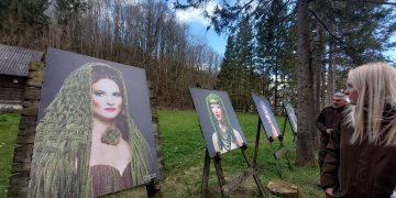 Viktorija Babrė ir Ala Volkova parodos „Augalų magija“ nuotraukose demonstruoja, kokius galvos apdangalus galima sukurti iš augalų / Sauliaus Višinsko nuotr.