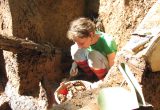 Aistė Petrauskienė. Partizanų bunkerio Daugėliškių miške (Raseinių r.) tyrimų akimirka, 2010 m. / G. Petrausko nuotr.