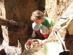 Aistė Petrauskienė. Partizanų bunkerio Daugėliškių miške (Raseinių r.) tyrimų akimirka, 2010 m. / G. Petrausko nuotr.