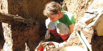 Aistė Petrauskienė. Partizanų bunkerio Daugėliškių miške (Raseinių r.) tyrimų akimirka, 2010 m. / G. Petrausko nuotr.