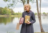 Aušra Česnulevičienė su savo knyga „Čiurlionių takais. Pažingsniavimai po Dzūkiją“ / Alinos Leminskaitės nuotr.