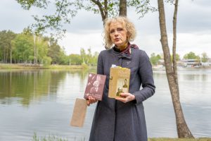 Aušra Česnulevičienė su savo knyga „Čiurlionių takais. Pažingsniavimai po Dzūkiją“ / Alinos Leminskaitės nuotr.