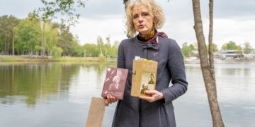 Aušra Česnulevičienė su savo knyga „Čiurlionių takais. Pažingsniavimai po Dzūkiją“ / Alinos Leminskaitės nuotr.