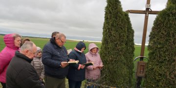 Didvyžių parapijos žmonių grupė gegužines gieda prie Valaičių sodybą Žynių kaime menančio kryžiaus / Birutės Nenėnienės nuotr.