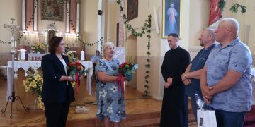 Kun. Mindaugą Martinaitį (centre) su dešimties metų klebonavimo sukaktimi sveikino seniūnė Judita Skystimienė, bendruomenės atstovai Regina Vansevičienė, Kęstutis Nikliauza. Birutės Nenėnienės nuotr.
