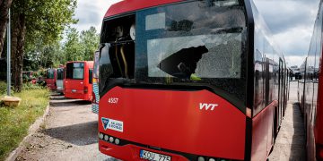 Vilniuje galimai buvo apšaudyti 25 miesto autobusai. ELTA / Josvydas Elinskas