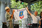 Švėkšnos seniūnas Alfonsas Šeputis (dešinėje) miestelio vėliavą įteikė alpinistui Broniui Venslovai / Šarūnės Nausėdaitės nuotr.