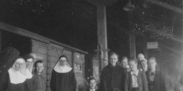 Vilniaus benediktinės kelyje į Žarnoviecą, sustojimas Olštyno geležinkelio stotyje. 1946 m. Seserų benediktinių abatija Žarnoviece, nuotrauka iš albumo 1929–1982 m.