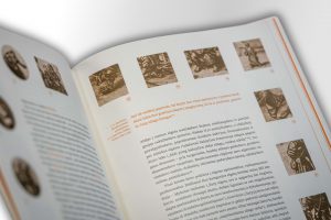 XIX a. miestų vaizdai čia pristatomi ne kaip reprezentacinės panoramos, o kaip gyva, detalių prisodrinta kasdienybė. Fot. S. Samsonas. LNM