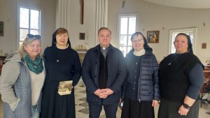 Po susitikimo Alvito bažnyčioje (iš kairės) Marijampolės Palaimintojo Jurgio Matulaičio draugijos narė Vilija Bandzaitienė, sesės Onutė Petraškaitė, Dalia Dapkūnaitė, Agnė Steponėnaitė ir klebonas kun. Audrius Kurapka / Birutės Nenėnienės nuotr.