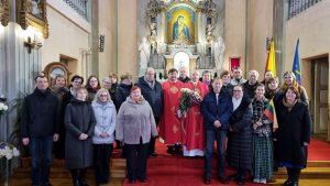 Grupė šv. Mišių dalyvių. Centre – Onuškio klebonas kun. Algimantas Gaidukevičius ir Signataro Donato Juozo Malinausko kultūros premijos laureatas kun. Robertas Gedvydas Skrinskas