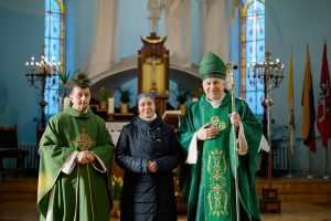 Sesuo Rubelinda, Vilkaviškio vyskupas Rimantas Norvila ir generalvikaras mons. Gintautas Kuliešius / Vido Venslovaičio nuotr.