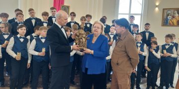 Ramutės Kemežaitės-Kazlauskienės sveikinimai ir linkėjimai vadovui Remigijui Adomaičiui. Dešinėje – drožinio autorius Raimundas Blažaitis / Birutės Nenėnienės nuotr.