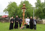 Prie kun. Jonui Jūraičiui atminti iškilusio koplytstulpio Alvite įsiamžino svarbūs renginio dalyviai. Iš kairės: Alvito klebonas kun. Audrius Kurapka, Kauno arkivyskupas metropolitas Kęstutis Kėvalas, Šveicarijos lietuvių bendruomenės pirmininkė Jūratė Caspersen, Vilkaviškio vyskupas Rimantas Norvila, Vilkaviškio dekanas kan. Virginijus Gražulevičius ir Pasaulio lietuvių centro vadovas Valdas Kubilius / Birutės Nenėnienės nuotr.