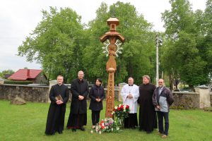 Prie kun. Jonui Jūraičiui atminti iškilusio koplytstulpio Alvite įsiamžino svarbūs renginio dalyviai. Iš kairės: Alvito klebonas kun. Audrius Kurapka, Kauno arkivyskupas metropolitas Kęstutis Kėvalas, Šveicarijos lietuvių bendruomenės pirmininkė Jūratė Caspersen, Vilkaviškio vyskupas Rimantas Norvila, Vilkaviškio dekanas kan. Virginijus Gražulevičius ir Pasaulio lietuvių centro vadovas Valdas Kubilius / Birutės Nenėnienės nuotr.