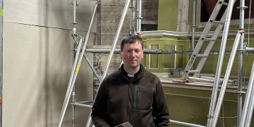 Onuškio Šv. arkangelo Mykolo bažnyčios administratorius, Juodupės parapijos klebonas kun. Aivaras Kecorius pasakoja apie šventovės restauravimą / Sauliaus Červoko nuotr.