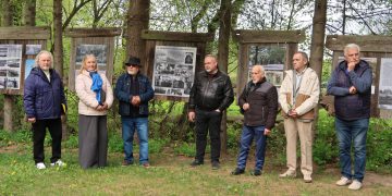 Prie istorinių Plokščių stendų naujų parodų organizatoriai ir autoriai (iš kairės): Vitas Daniliauskas, Rimantė Tamoliūnienė, Jonas Daniliauskas, Audrius Starkauskas, Antanas Mykolaitis, Zigmas Sederevičius, Algimantas Vorevičius / Birutės Nenėnienės nuotr.