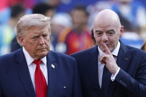 JAV prezidentas Donaldas Trumpas ir FIFA prezidentas Giannis Infantino / EPA/SHAWN THEW nuotr.