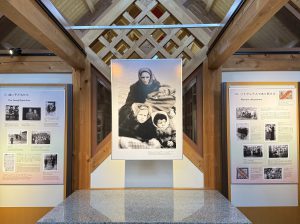 Čijunės Sugiharos memorialiniame muziejuje atidaroma Lietuvos nacionalinio muziejaus (LNM) parengta paroda „Išgyventi Sibirą: lietuvių tremties istorija“ / Čijunės Sugiharas memorialinio muziejaus nuotr.